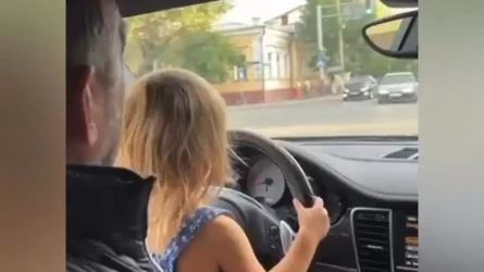 Абай облысында алдына бала отырғызып көлік айдаған кәсіпкер айыппұл төлейді