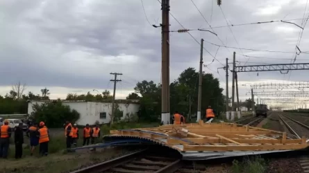 Павлодар облысында күшті жел мектеп пен қазандықтың шатырын жұлып түсірді