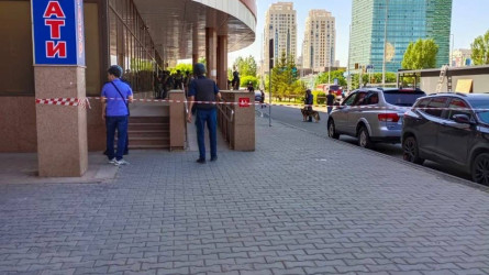Kaspi банк бөлімшесіндегі қызметкерлер мен тұтынушыларды қарулы ер адам кепілге алды