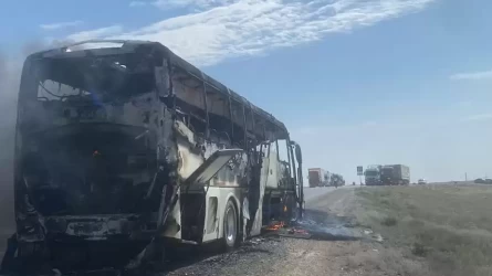 Атырау облысында автобус түгі қалмай жанып кетті