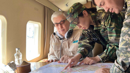 Президент Абай облысында өртенген орман алқабын тікұшақпен аралап шықты