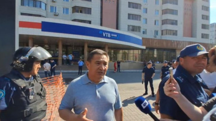 Ол қызды қорқытып ұстап тұрды – министр Ахметжанов банктегі оқиға жайлы
