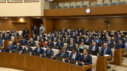 Парламент депутаттары каникулға шықты