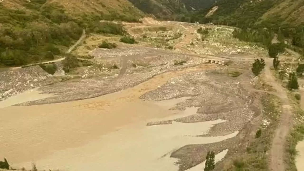 Талғар өзенінің тасуы: Жолды су шайып кетуіне байланысты 9 турист айдалада қалып қойған
