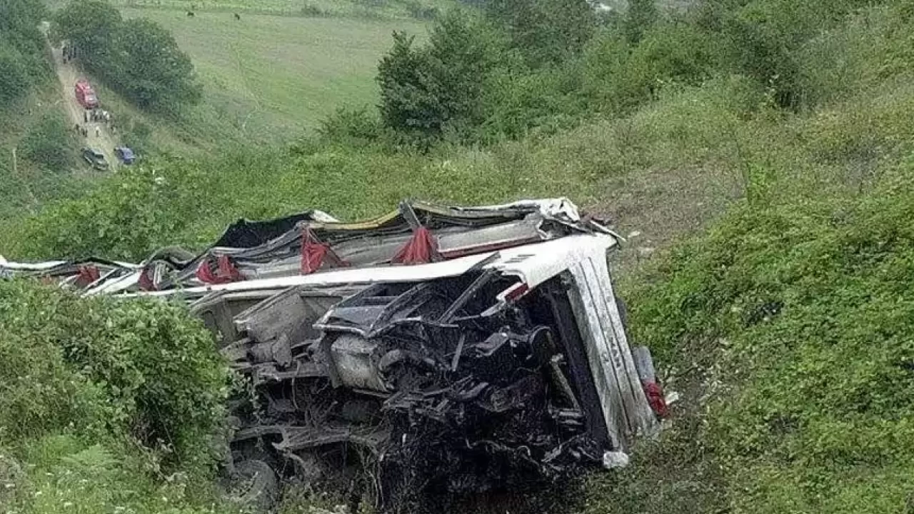 Үндістанда жолаушылар автобусы өртеніп, 25 адам қаза тапты