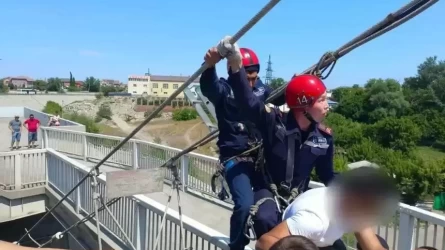 Семейде мас күйде көпірдің аспалы құрылымына шығып алған адам құтқарылды
