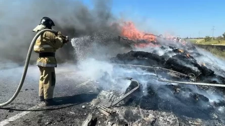 БҚО-да жүк көлігі өртеніп, жалын құрғақ шөпке ауысты