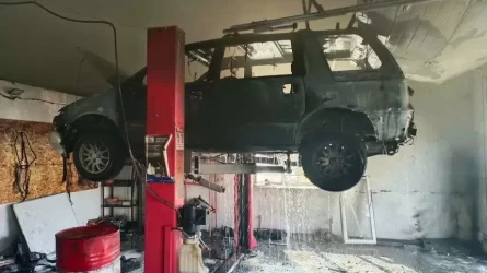 Қарағандыда автосервисте жол талғамайтын көлік түгі қалмай жанып кетті