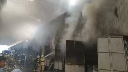 Алматыда базар өртеніп жатыр