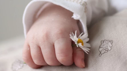 Өзбекстанда ер адам өзінің нәресте қызын сатуға шығарған