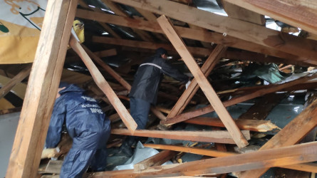 Павлодарда опырылған шатырдың астында қалған екі адам ауруханада жатыр
