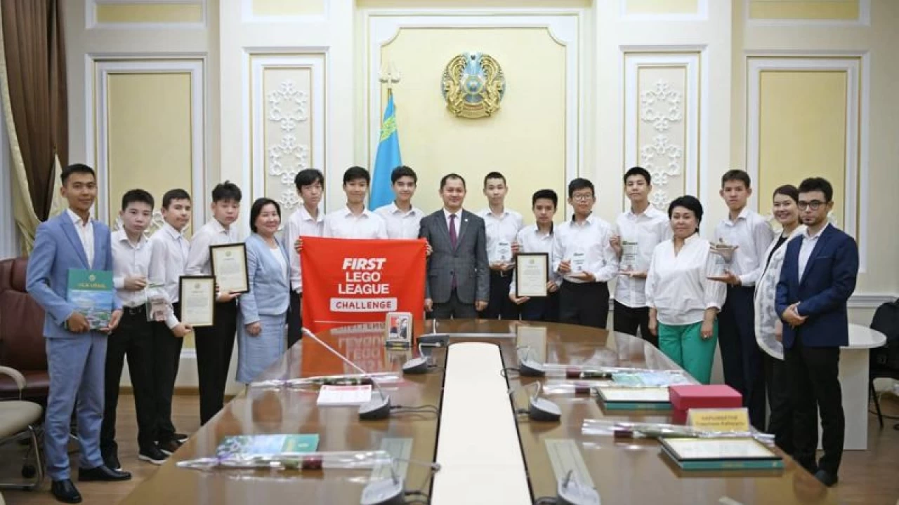 Әкімдік робот техникасы чемпионатының жеңімпаздарын қабылдады