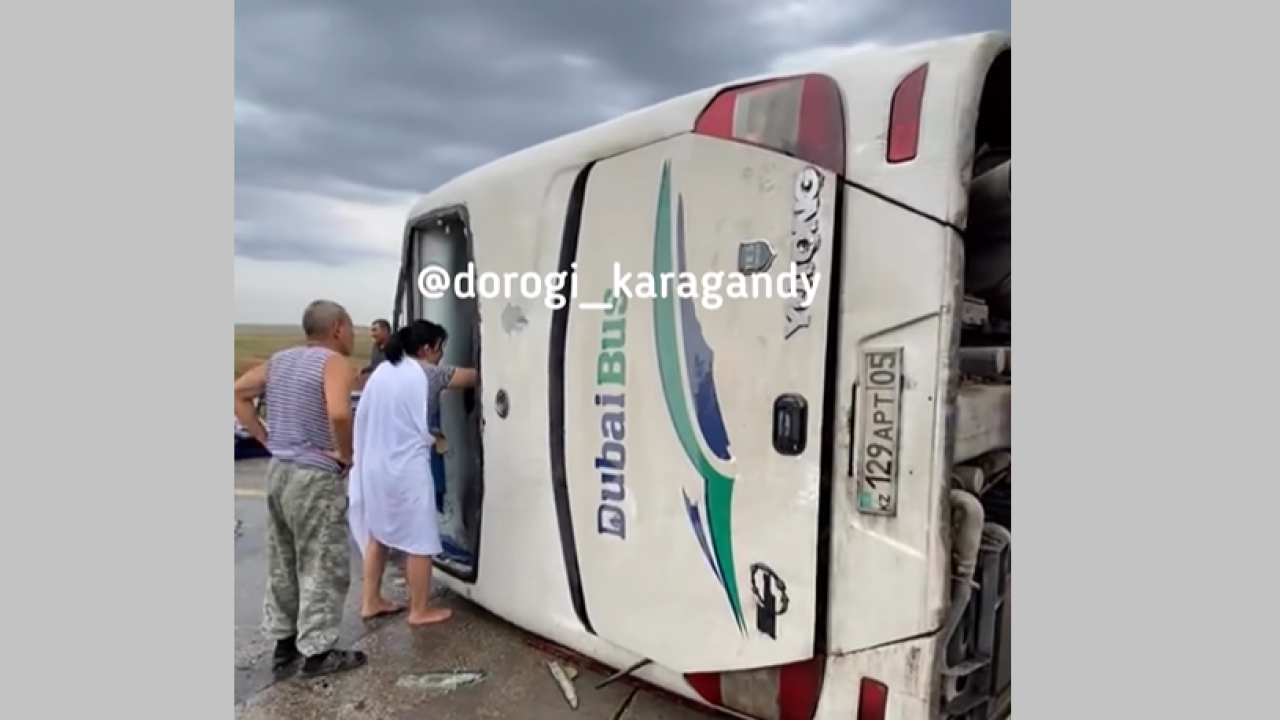 Алматыдан Астанаға бара жатқан автобус қатты желден аударылып қалды