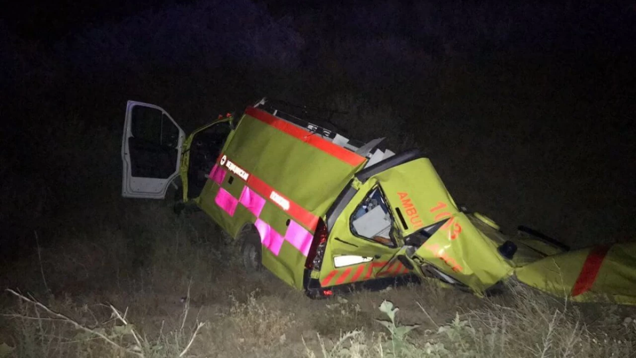 Жетісуда жүк көлігіне соқтығысқан жедел жәрдем көлігі қақ айырылды