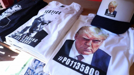 Трамп түрмедегі суретінен миллиондаған табыс тапты