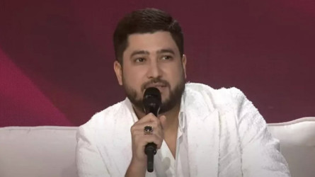 «Саған да, оған да адалмын»: Бәйбішесіне арнап ән шығарған Әбдіжаппар Әлқожаның басы дауға қалды (ВИДЕО)