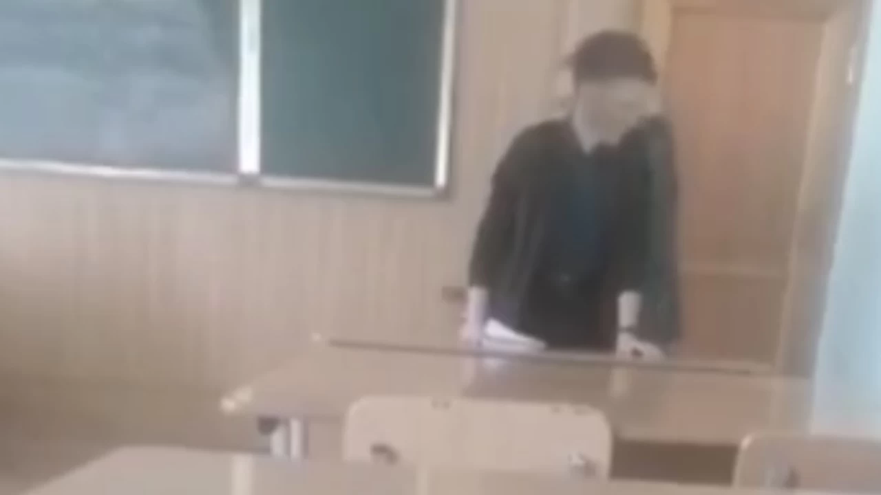 Павлодарда студентті құйрығынан ұрғылаған оқытушы жұмыстан қуылды