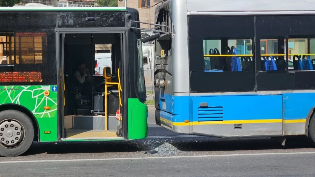 Алматыда автобус пен троллейбус соқтығысты