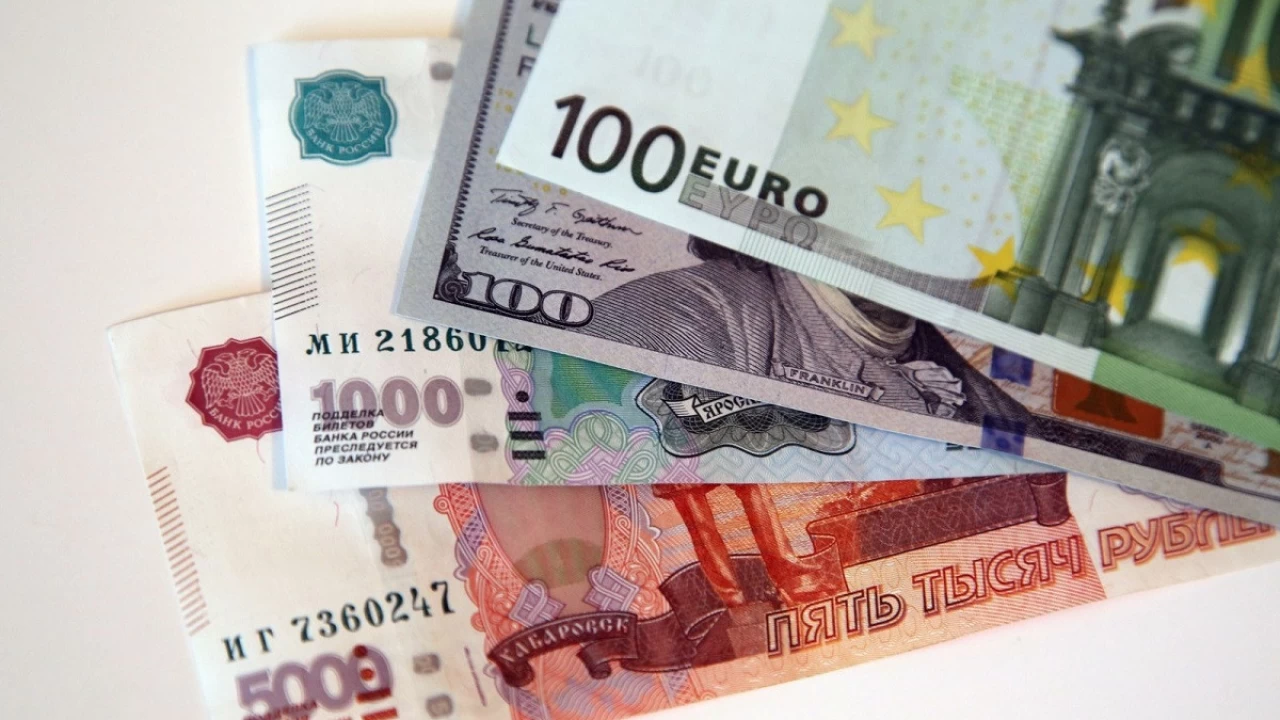 Шымкенттегі екі банк қызметкері 4000 жалған еуро купюраларын сатқан