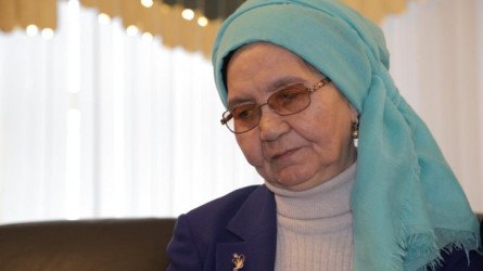 "Әсіре діншілдер қазақтың тыныштығын бұзып жүр": Зейнеп Ахметова мектептегі орамал мәселесіне қарсылығын білдірді