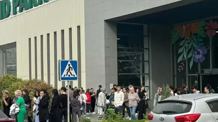 Алматыда сауда орталықтарының бірінде жарылғыш зат қойылғаны үшін келушілер эвакуацияланды
