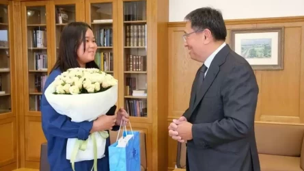Алматы әкімі автобуста зейнеткерге араша түскен қызды марапаттады
