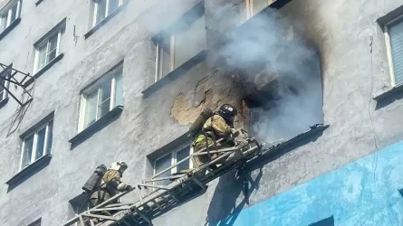 Өскеменде қасақана өрт қойылған көпқабатты үйден 15 адам құтқарылды