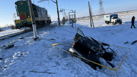 Ақмола облысында электровоз бен автокөлік соқтығысып, 1 адам көз жұмды