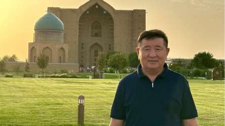 "Өздерін ақтап алғысы келеді": Бекжан Тұрыс отандық дүбара тілді фильмдерді оңдырмай сынады