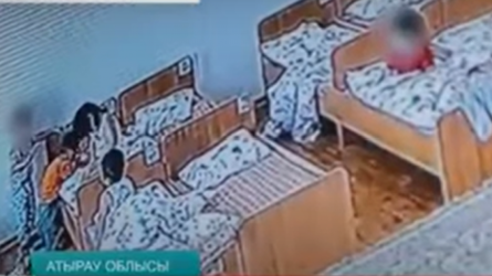 Атырау облысында бүлдіршінді қатарластары жабылып ұрған (ВИДЕО)