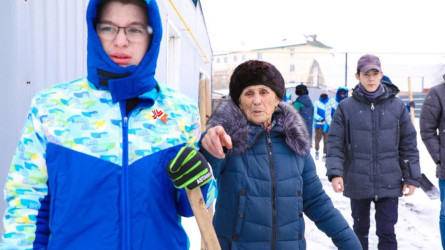 Елордалық еріктілер зейнеткерлерге қар тазалауға көмектесті