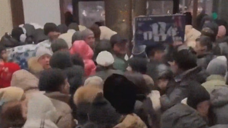 Астана вокзалында жолаушылар бір-бірін таптап кете жаздады