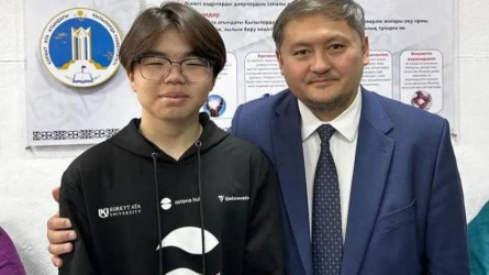 16 жасар Асылжан Абдуллаев жасанды интеллектіні қазақша сөйлетті