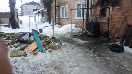 Түзеу мекемесінің қызметкері өртеніп жатқан үйден 6 адамды алып шықты