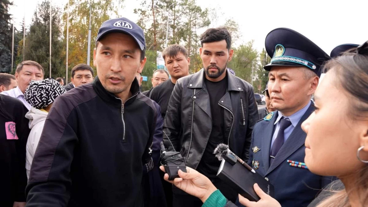 «Бензин шашып өзімді өртеймін»: Бір топ адамның қолынан қаза тапқан 16 жастағы оқушының туыстары әділдік сұрап, жолды жауып тастады