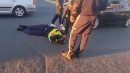 Атырауда жол қозғалысын реттеп тұрған полиция қызметкерін көлік қағып кетті (ВИДЕО)