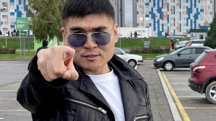 «On qyzdyń belіnen ustap kel»: motıvatsııalyq kіtap jazǵan jazýshy jelіde mazaqqa aınaldy