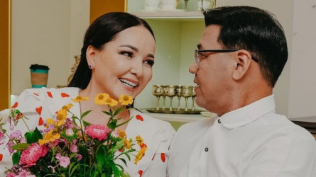 «Renjіp, sóılemeı qoıaıyn desem, án aıtý kerek bolyp qalady»: ánshі Jazıra Baıyrbekova kúıeýі týraly aıtty