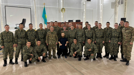 Двукратный олимпийский чемпион встретился с гвардейцами
