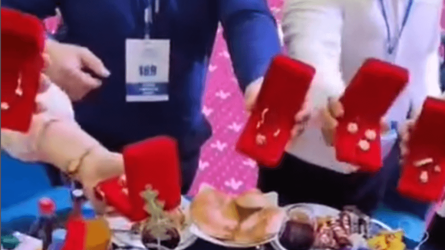 «Joq-jetіmge sadaqa qylmaısyńdar ma?»: barlyq qonaqqa altyn taratqan toı ıelerі synnyń astynda qaldy (VIDEO)