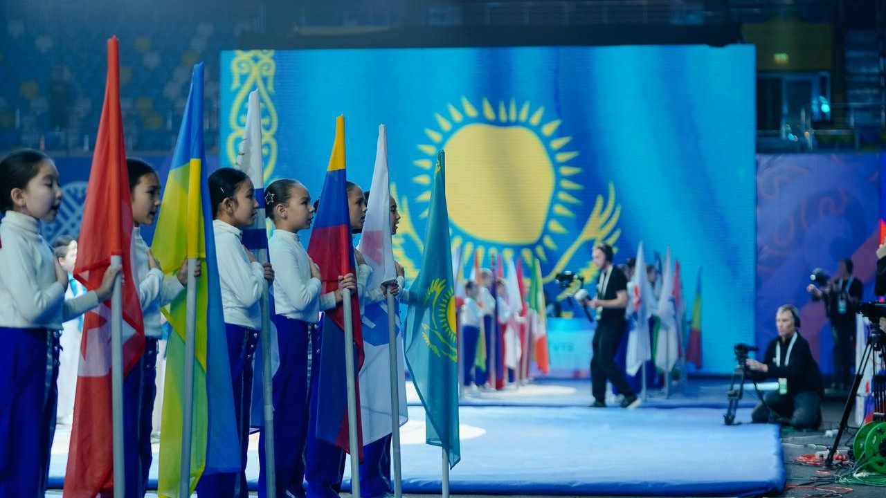 Астанадағы әлем чемпионатына келген Ресей журналистері киімдегі өз туларын жасырып жүр (ВИДЕО)