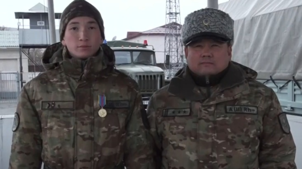 Батырлар арамызда: Ұлттық ұлан әскери қызметшісі адам өмірін құтқарғаны үшін медальмен марапатталды