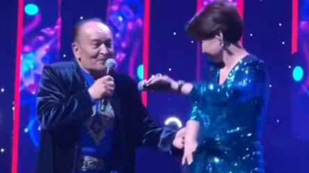 Dılnaz Ahmadıevanyń ákesіmen án aıtqan Roza Rymbaeva kópshіlіktі tamsandyrdy