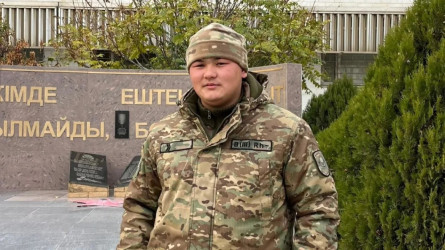 Ақтауда ұландық сарбаз жол апатынан зардап шеккен адамға көмектескен