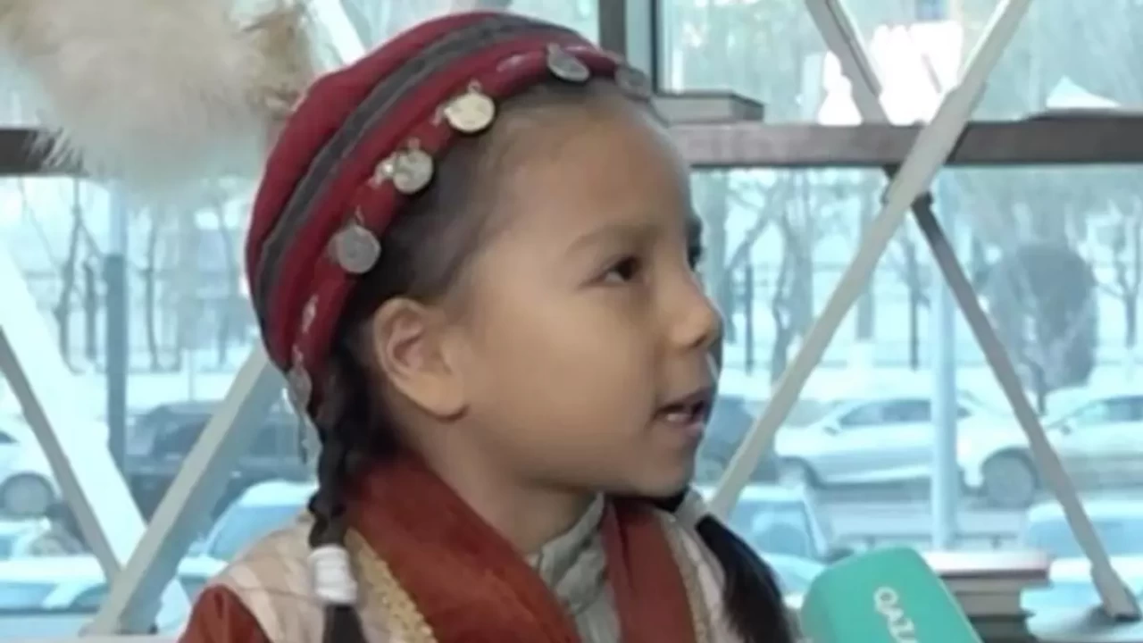 «Сегіз айынан бастап үйреттік»: 4 тіл білетін 5 жасар қыз тағы бір тілді үйренуге кіріскен (ВИДЕО)