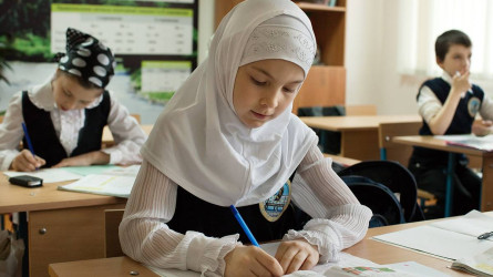Қызын орамалмен сабаққа кіргізбегені үшін сотқа жүгінген әке мектепті жеңіп шықты