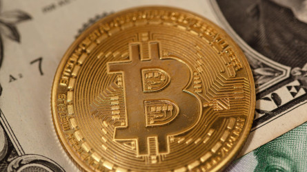 Биткоин пробивает $100,000: криптоэкономика на пике после победы Трампа