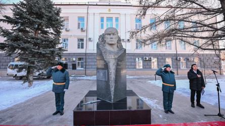 Семейде Қайрат Рысқұлбековтің ескерткішіне гүл шоқтары қойылды