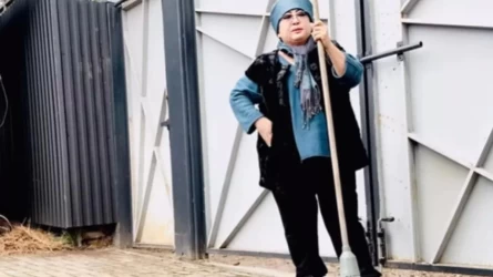 «4-5 кесе жуғанға шаршап қалады»: Мақпал Жүнісова ауласын сыпырып жүріп, жастарға ақыл айтты