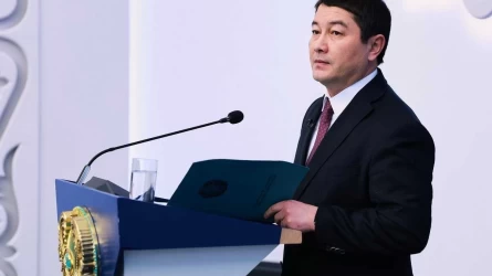 «Алимент төлемейді»: Маңғыстау облысының әкімі некесіз туған ұлы бар екені туралы қауесетке жауап берді